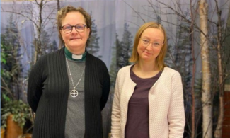 Linda Mosesson till höger i vit kofta och Binge Mittberg till vänster i diakonkrage och svart kofta