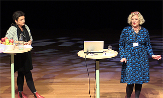 Bild på Lena Eidvall och Lotta Jönsson som står på scen och föreläser