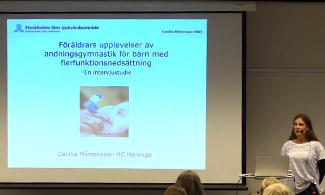 Bild på Cecilia Mårtensson som föreläser
