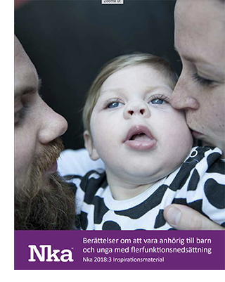 Omslag av Berättelser om att vara anhörig till barn och unga med flerfunktionsnedsättning. På omslaget finns en närbild på ett litet barn och en man och en kvinna som pussar på barnet.