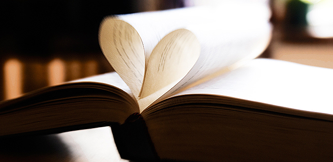 Bild på en bok med ett pappers hjärta