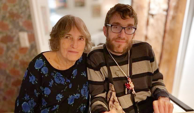 Margareta Murray-Nyman och sonen Martin sitter vid ett bord.